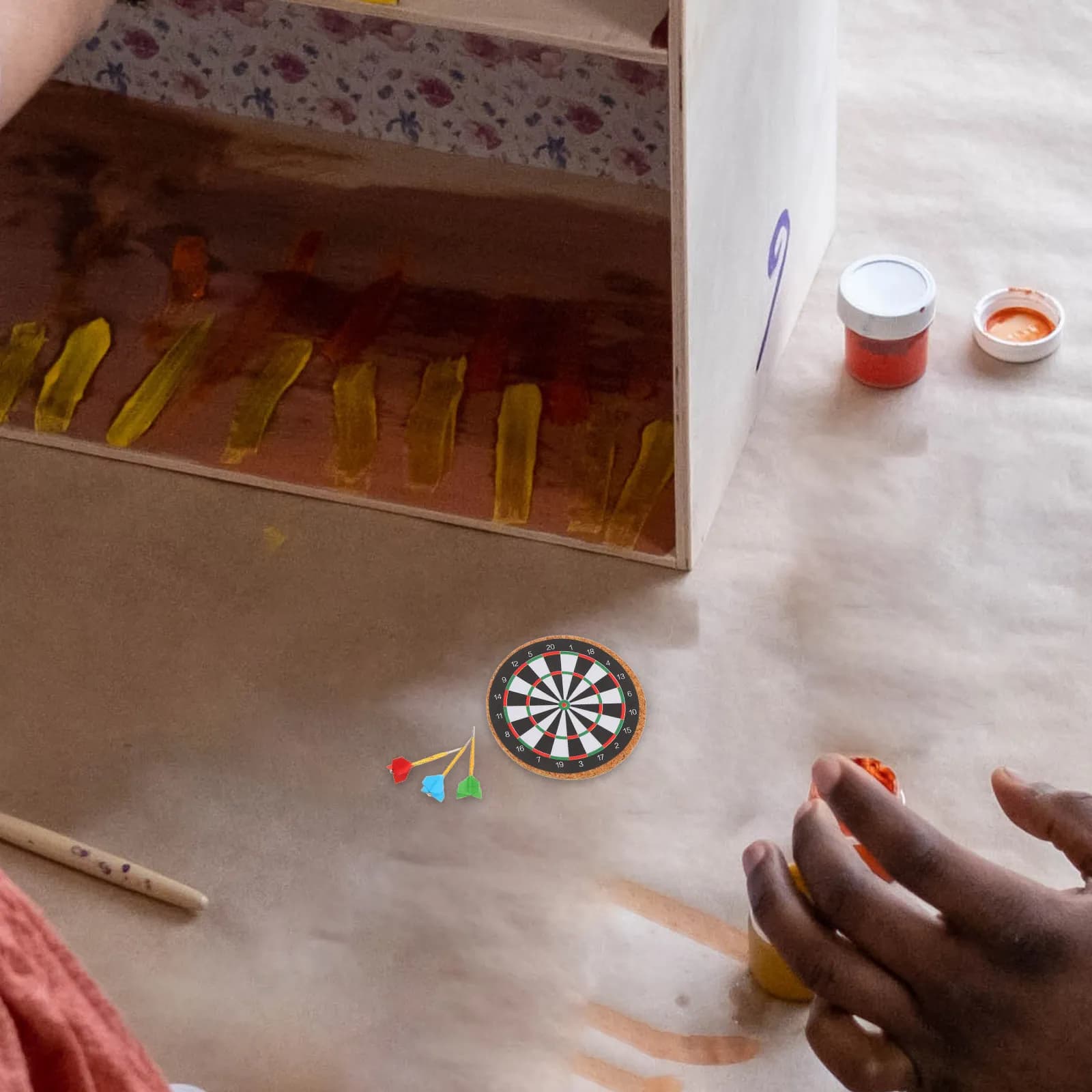 Set di freccette in miniatura con punta in acciaio, gioco realistico e compatto, portatile, per accessori per case delle bambole, casa e ufficio