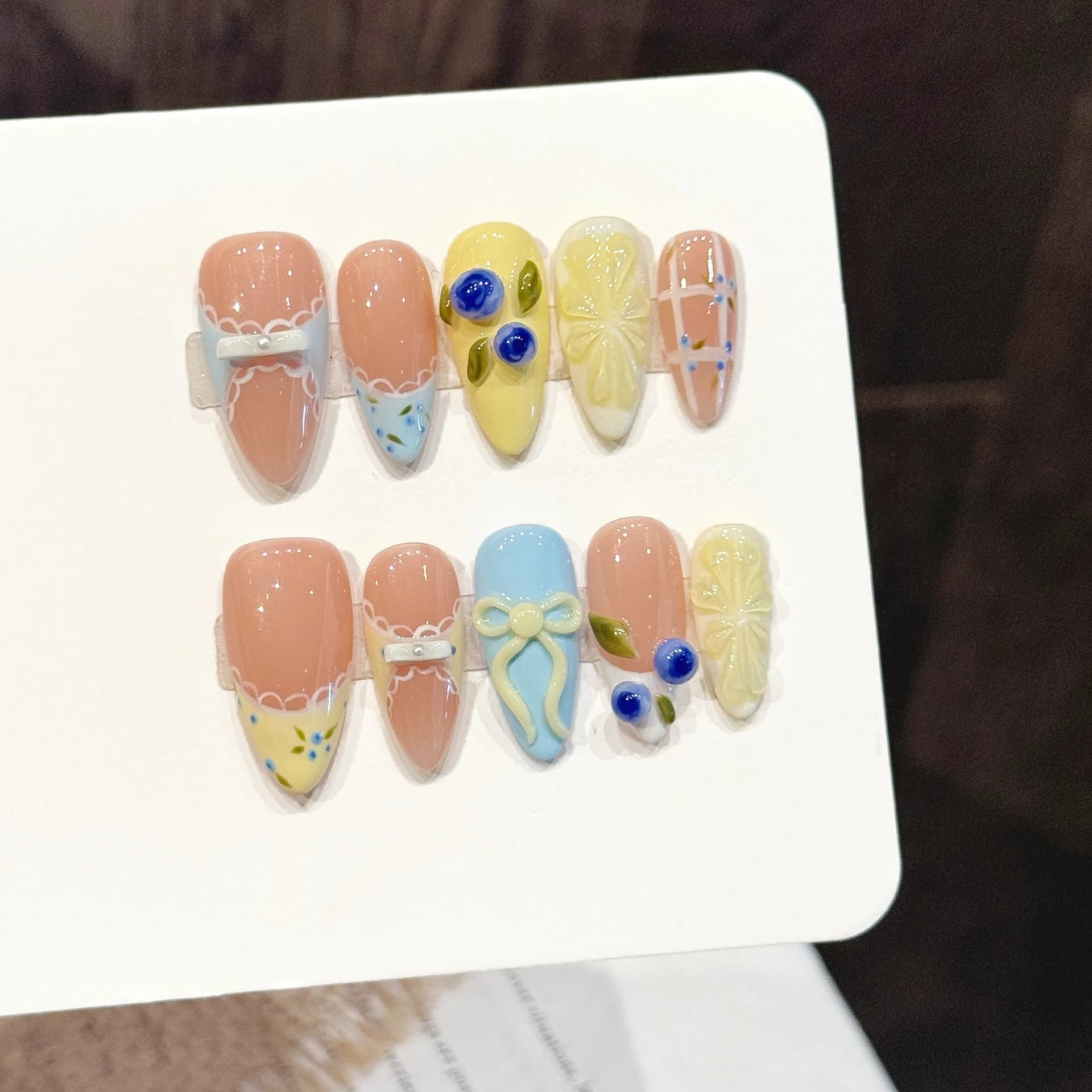 10 pezzi di unghie finte a mandorla di media lunghezza, pressate a mano, bellissime unghie finte, rosa e gialle a contrasto, con limoni e mirtilli, adatte per le donne.