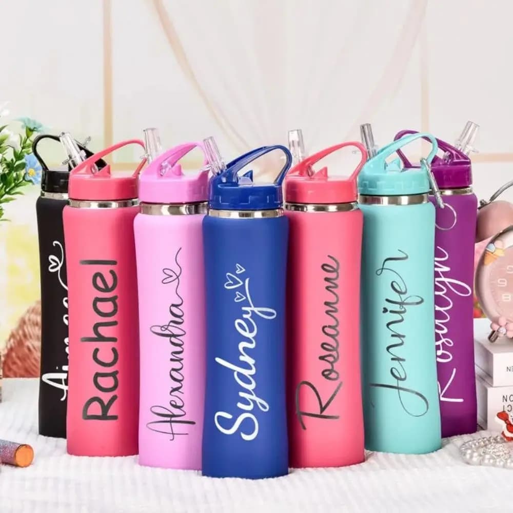 Borraccia personalizzata isolata in acciaio inossidabile con cannuccia, bottiglia fitness e ciclismo incisa, regalo perfetto per uomini e donne