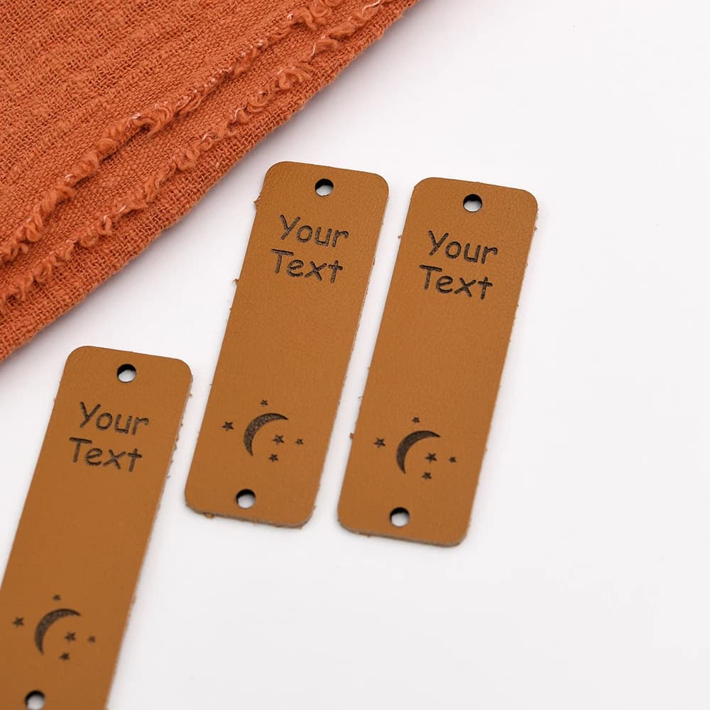Etichette in Pelle Personalizzate con Incisione Laser 19x58mm 1mm, Pelle Ecologica, Testo e Logo Personalizzati, Installazione con Rivetti Gratuiti per Fai-da-Te