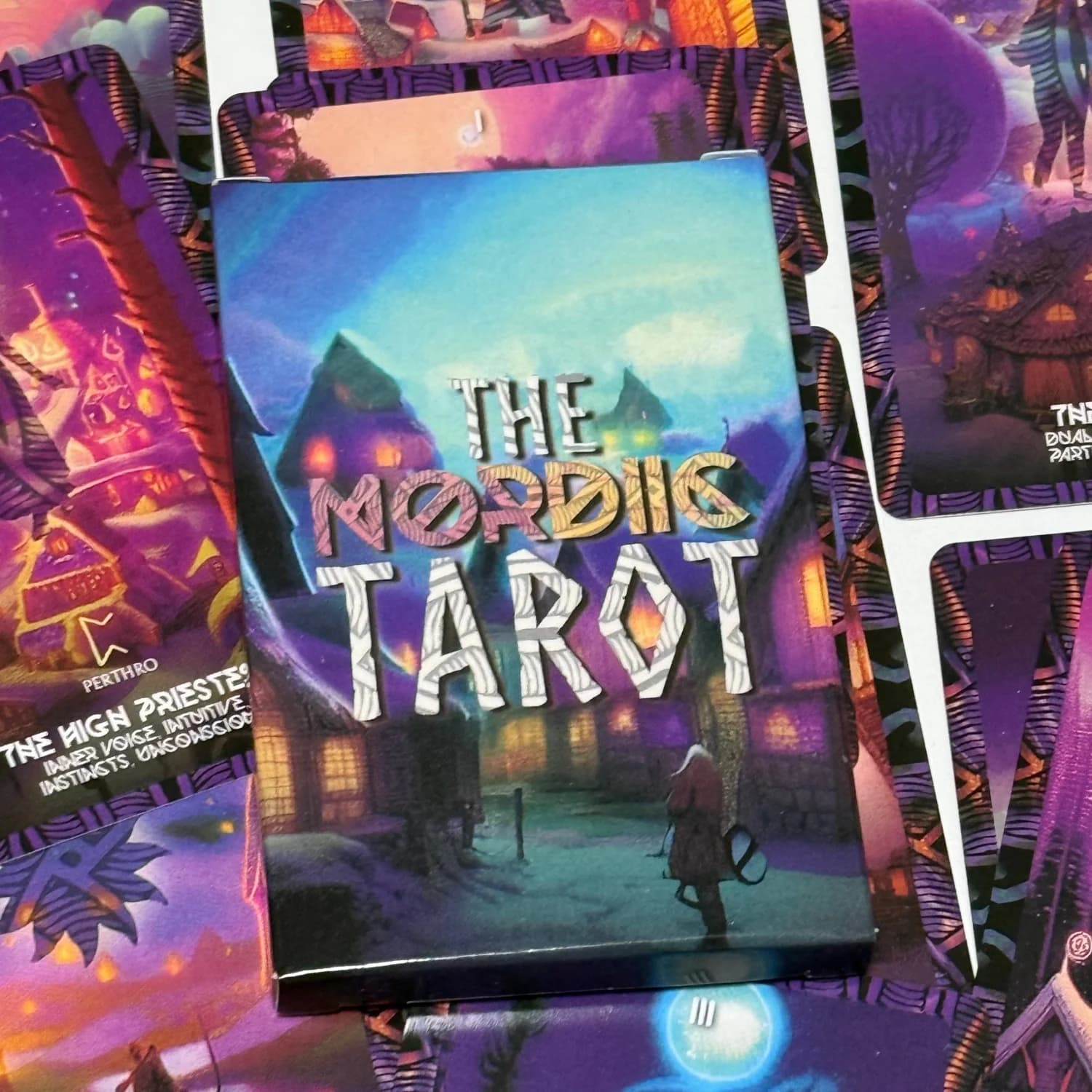 Il mazzo di tarocchi nordici da 22 carte con simboli runici, giochi da tavolo con arte fantasy atmosferica