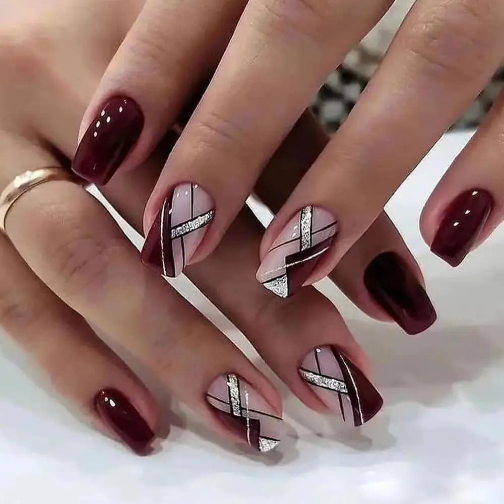 24P Medio a lungo Stile europeo Vino Rosso Linee glitter Nail art alla moda Ragazza piccante Unghie finte Stile europeo e americano