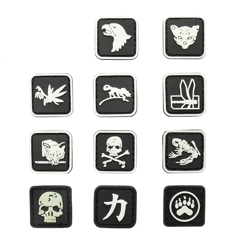 Mini distintivo tattico luminoso in PVC 2.4 * 2.4 cm Logo quadrato Gancio e anello Patch in gomma Segnale di gruppo Etichetta di lavoro per zaino Deco Personalizzabile
