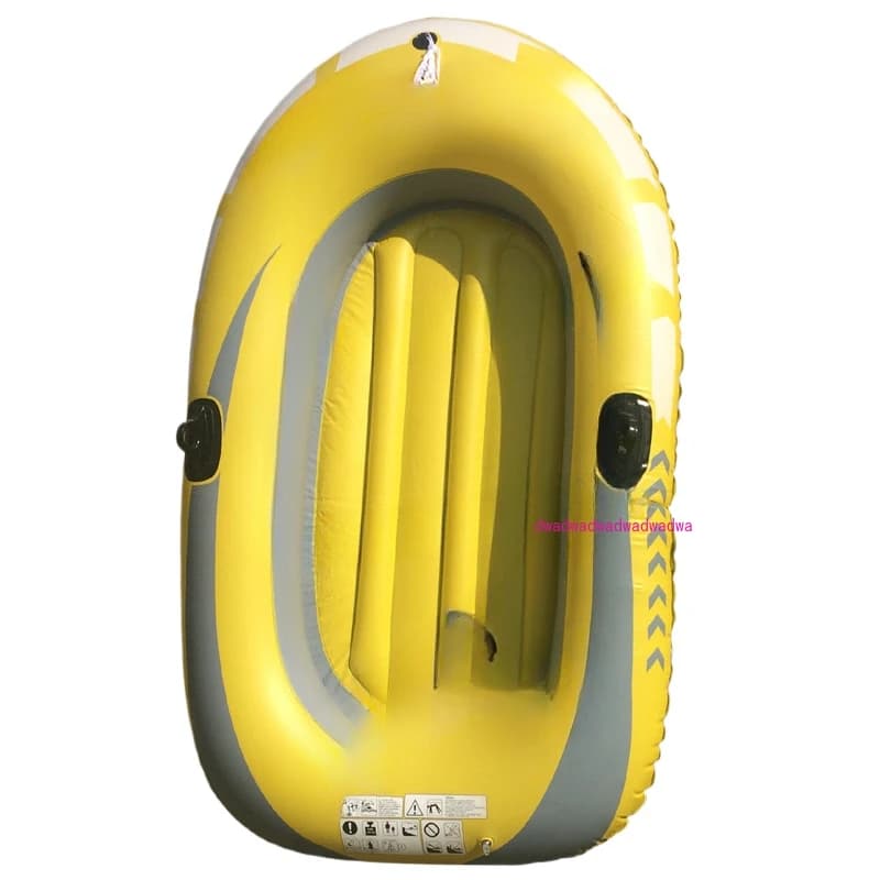 Gommone singolo e doppio kayak in plastica hovercraft barca da pesca paddle surf spiaggia alla deriva.