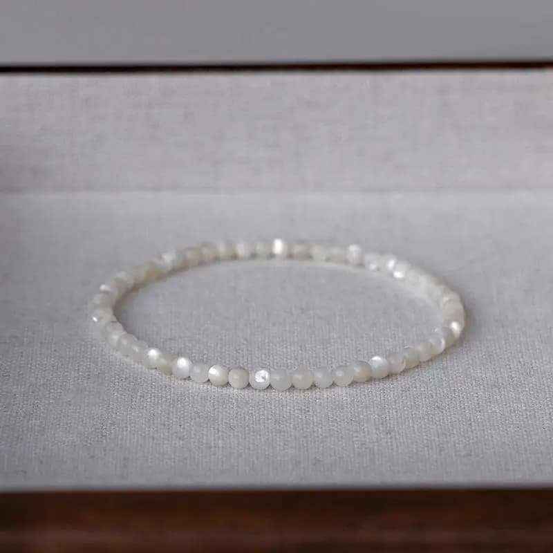 Super moisturizing natural white shell bracelet, small fresh women's high-end bracelet, hand-polished and genuine.