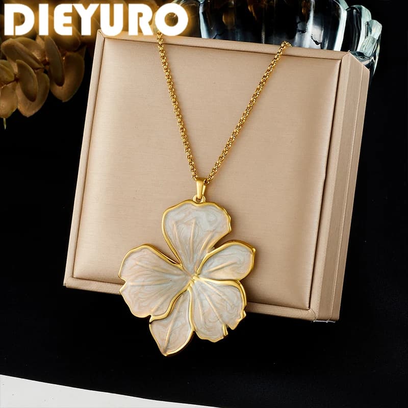DIEYURO Collana con pendente a forma di fiore in acciaio inossidabile 316L, lussuosa e leggera, con smalto bianco dorato, per donna, catena classica che non sbiadisce