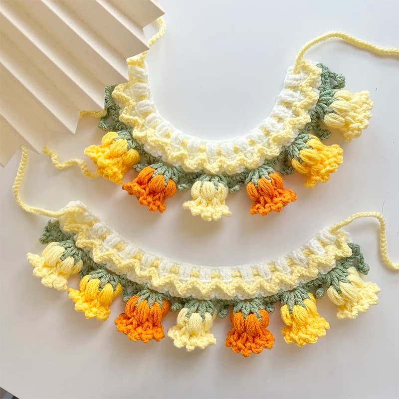 Collare lavorato a mano per gatti e cani, sciarpa a maglia per animali domestici, accessorio per foto con fiore a orchidea e campanella, simpatico accessorio fotografico
