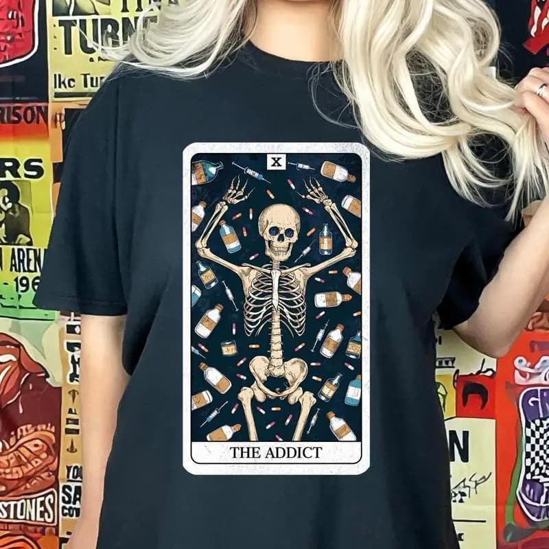The Addict Tarot Card T Shirt Scheletro Gotico Umorismo scuro Alternativa Edgy Occulto Ispirato Streetwear Rebellious