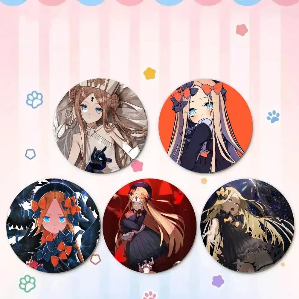 Spilla/Badge Anime Fate Grand Order di Abigail Williams, Distintivo Cartoon per Amici, Accessori da Collezione per Zaini e Vestiti, Gioielli Regalo