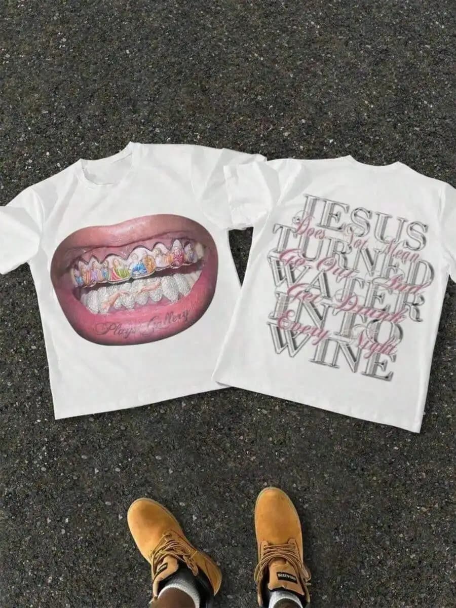 T-shirt stampata digitalmente su entrambi i lati con bocca decorativa e scritta "JESUS Non significa trasformare l'acqua in vino ogni notte" S