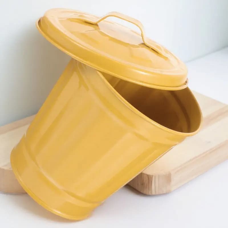 Small Desk Trash Can Iron Metal Garbage Storage Bin with Lid Large Capacity Odor Proof for Office Bedroom Living Room Pen Holder