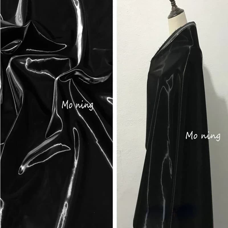 Tessuto in pelle PU nera super brillante, morbido, liscio come la seta, dritto, designer di abbigliamento, materiale di moda per cucito fai da te, stoffa all'ingrosso
