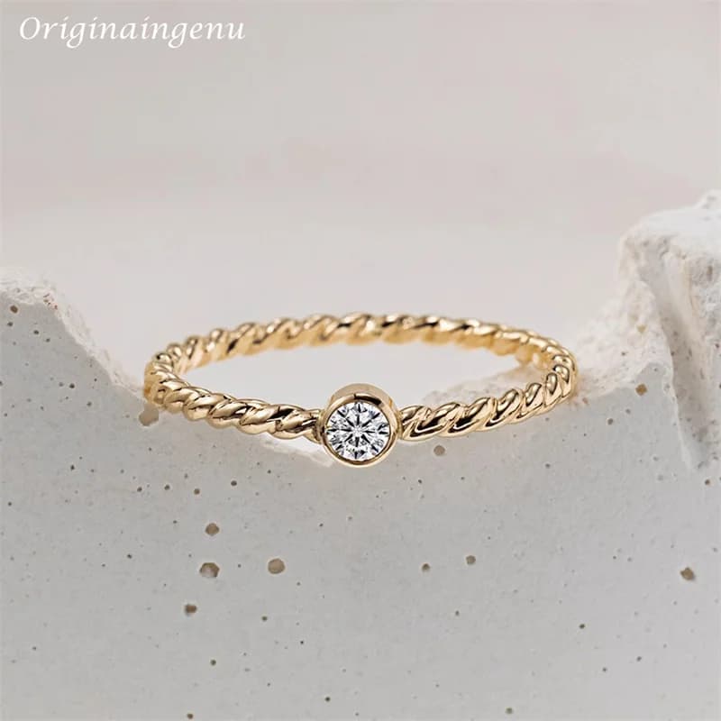 Anello Moissanite riempito in oro 14 carati Anello a fascia fatto a mano personalizzato Gioielli minimalisti Gioielli resistenti all'appannamento Anello da donna Boho