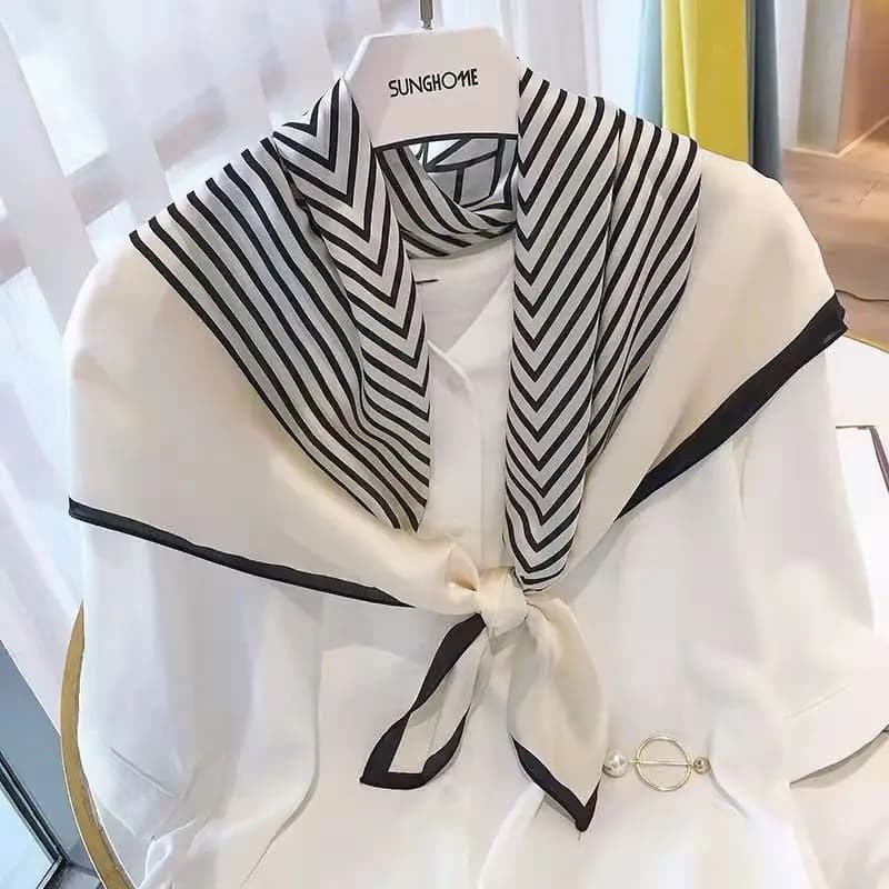Moda quadrata 70 cm Bandana a righe bianche e nere Sciarpa da donna Scialli Hijab Fazzoletto Fazzoletto Sciarpe in raso di seta
