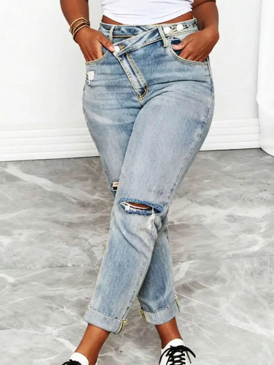 Jeans da Donna Taglie Forti a Vita Alta, Strappati e Sfilacciati, in Denim Azzurro Lavato con Chiusura Asimmetrica a Bottoni