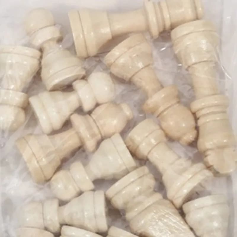 32pcs Chess Pieces Complete Chessmen International Word Chess Set Chess Piece Entertainment Accessories 16 black and white each
