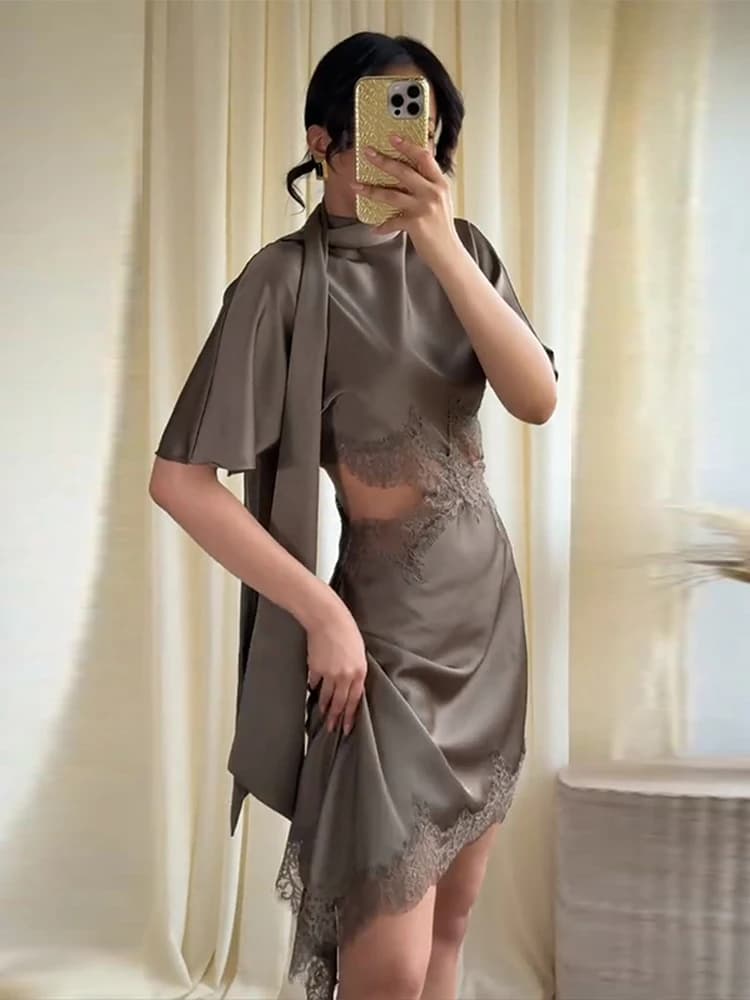 Abito Mini da Donna in Pizzo Traforato, Elegante con Collo a Sciarpa in Raso, Maniche Corte, Vestito Irregolare, Nuova Collezione Primavera Estate 2026, Abiti da Festa per Signore