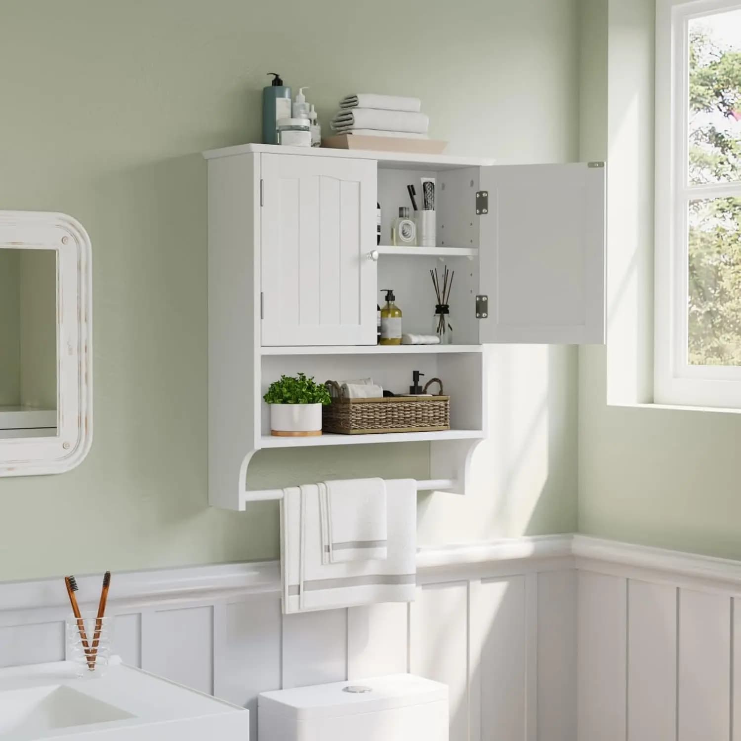 Mobiletto da Bagno Bianco a Parete con Portasciugamani, 2 Ante e Ripiani Regolabili per Bagno, Lavanderia, Cucina