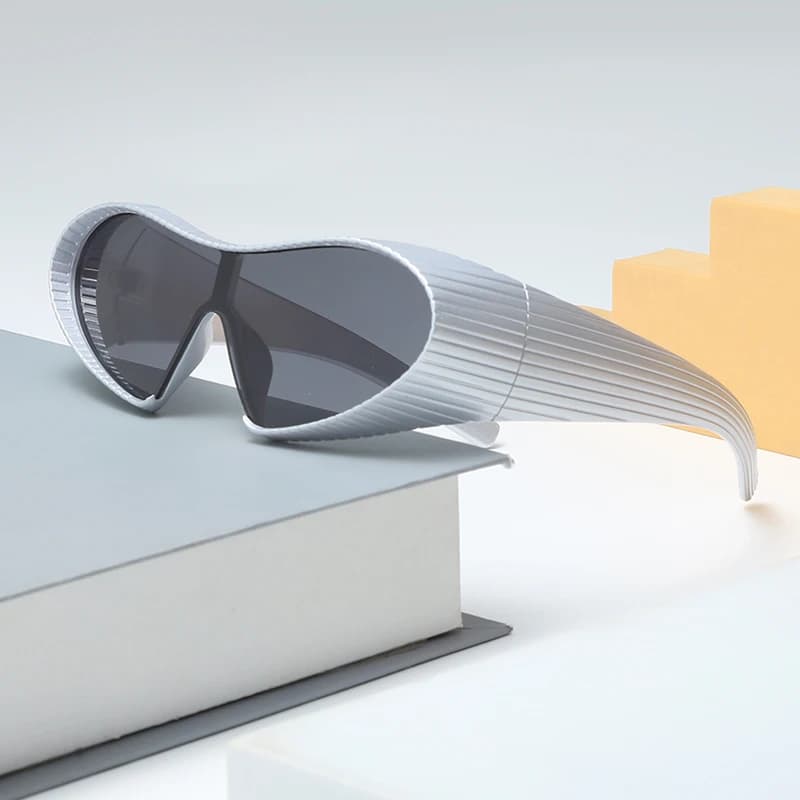 2025 New personality of fashion Y2k Fashionable sunglasses for men and women futuristic monopece protective glasses with large frame 7751