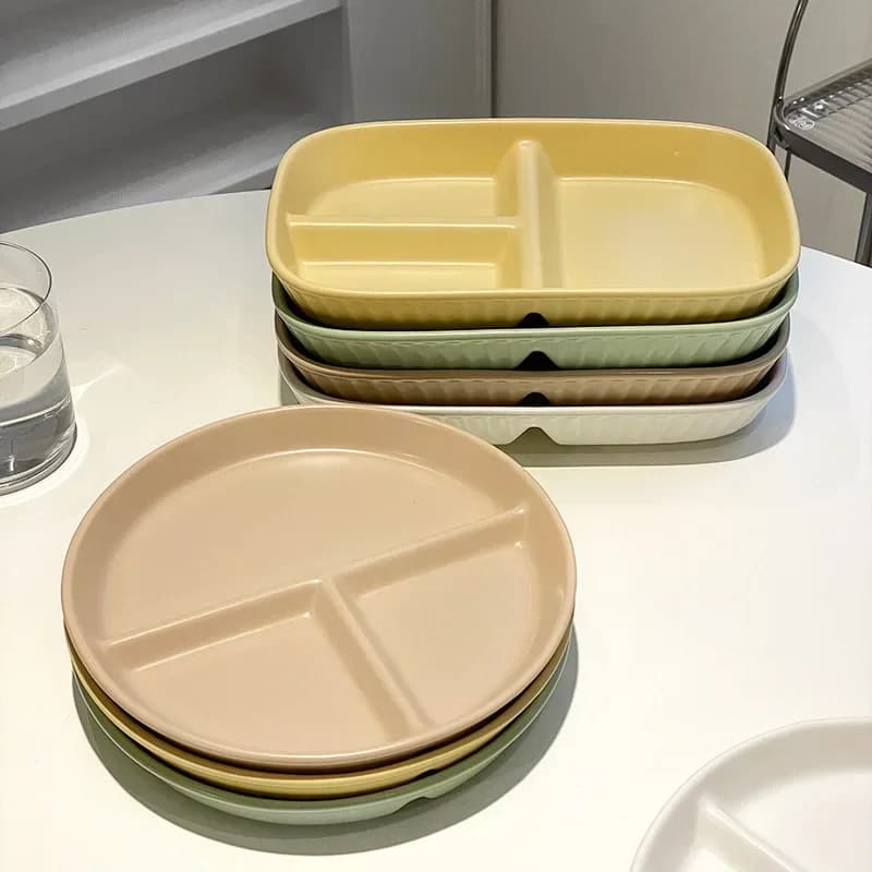 Low-fat meal, divided into three-wire ceramic circular dish, breakfast for adults and children, fruit plate for weight loss