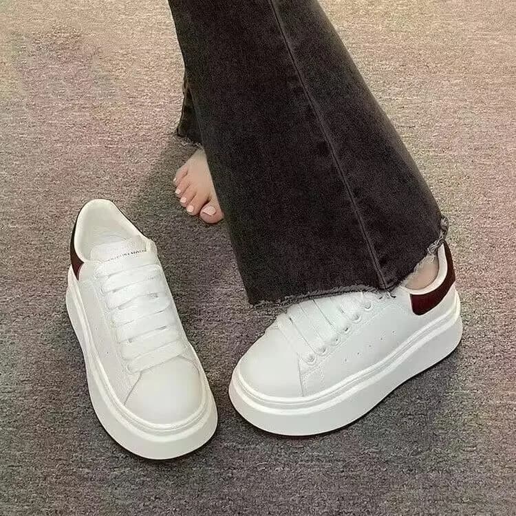 Women's white sneakers with thick sole, new style, casual shoes versatile for girls mince, shoes with rise to increase height.