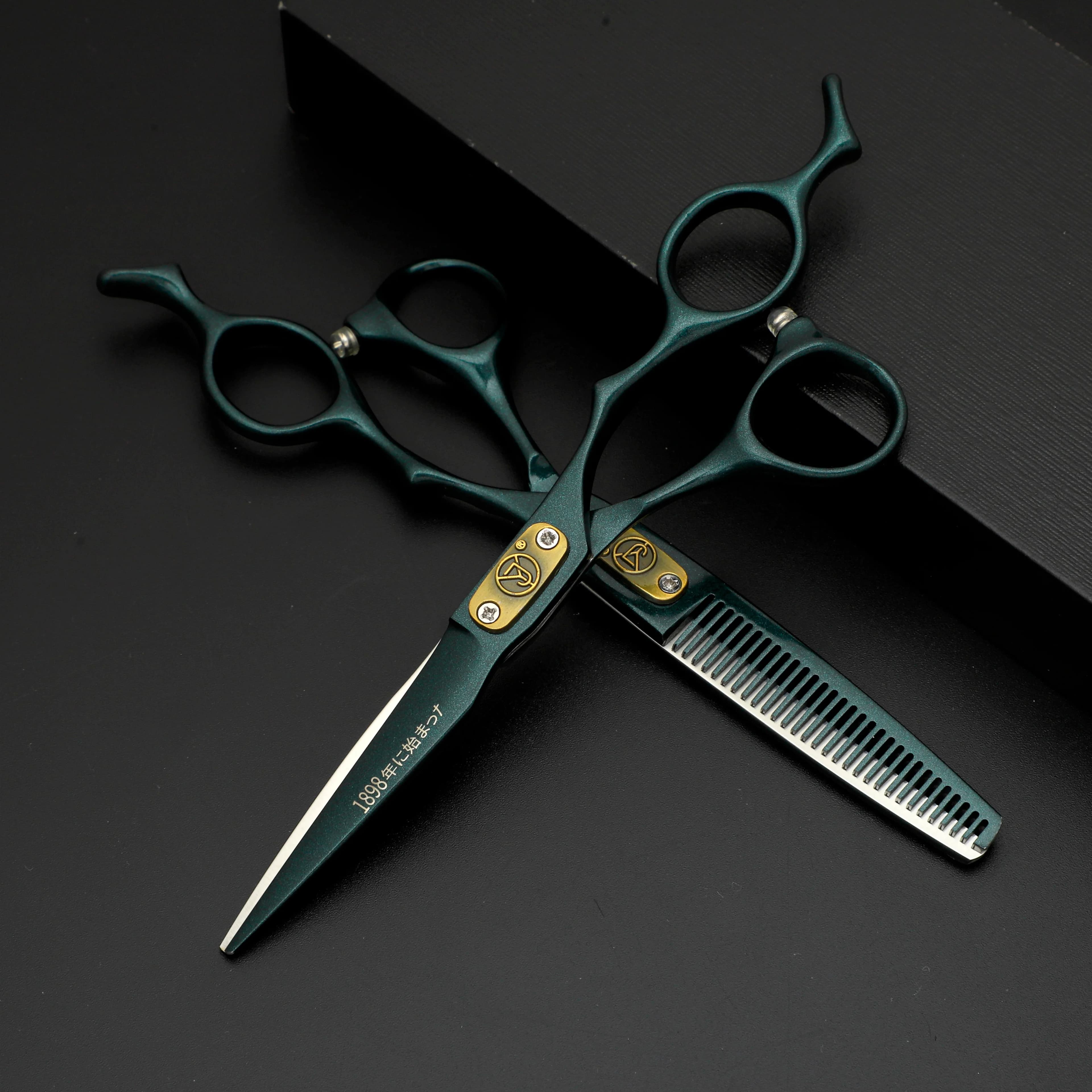 Tagliacapelli professionali di alta gamma, con un design di lama e coprilama bicolore nero e oro di alta qualità, che garantisce durabilità.