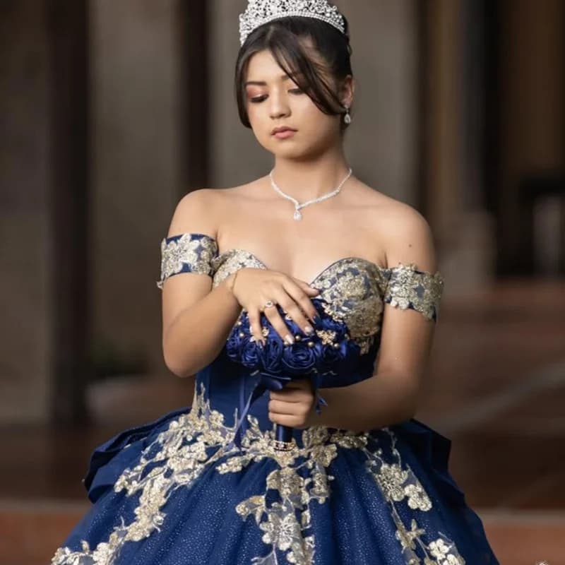 Abiti Quinceanera blu scuro lucidi personalizzati con spalle scoperte decalcomania di cristallo Coda lunga Fiocco stratificazione Vestido 15 Quinceanera