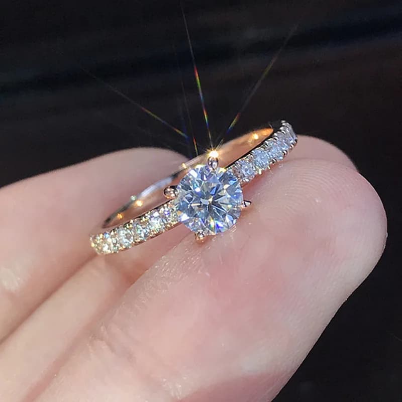 1 anello in lega elegante e semplice, con zirconi sintetici rotondi e pietre preziose imitazione, design leggero e resistente, adatto per l'uso quotidiano da parte di uomini e donne, gioiello versatile per molteplici occasioni