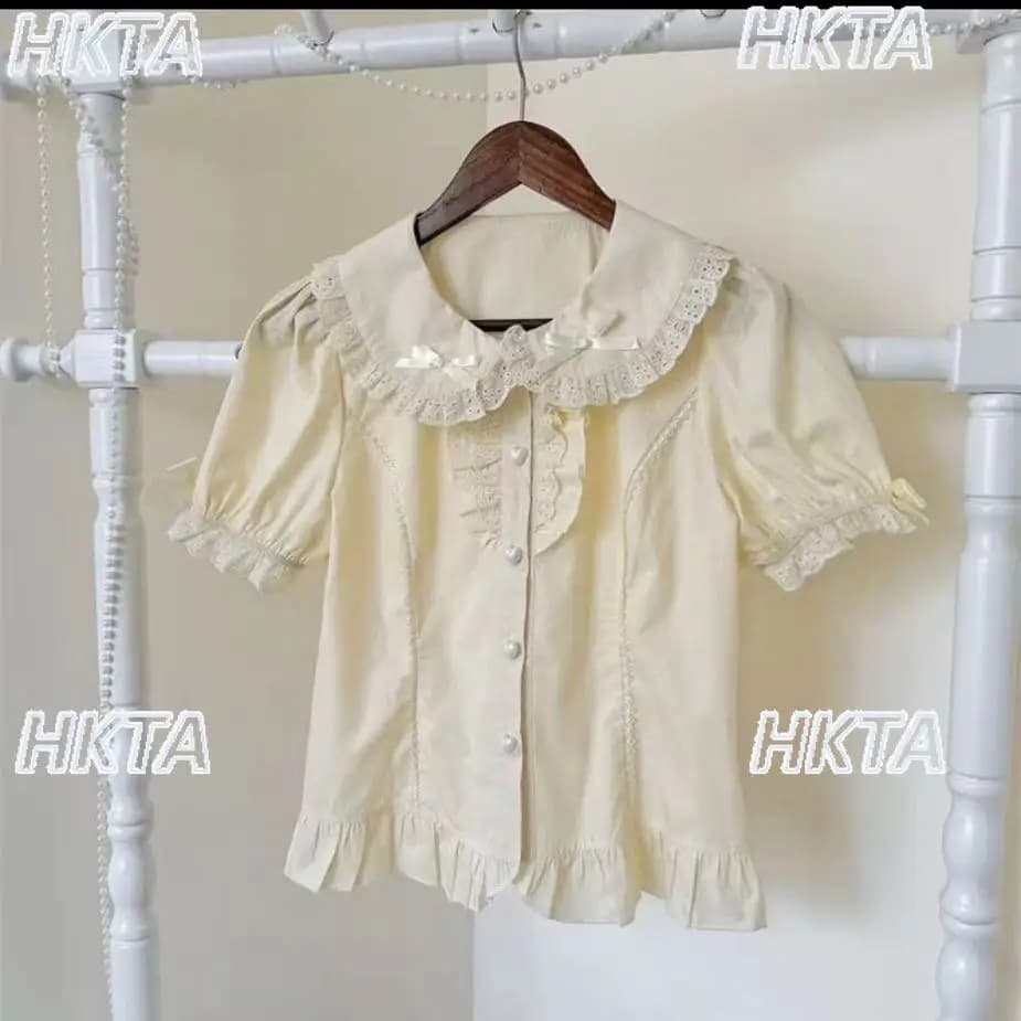 Camicetta Lolita Bianca da Donna con Colletto a Bambola, Fiocco in Pizzo, Maniche Corte a Bolle, Bottoni Decorativi e Volant - Collezione Estiva 2026