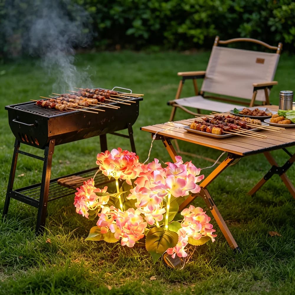 Lampada Solare da Giardino a 3 Teste con Fiori di Ortensia e Rosa, Luce LED per Esterni, Decorazione per Prato, Orto, Patio e Casa di Campagna