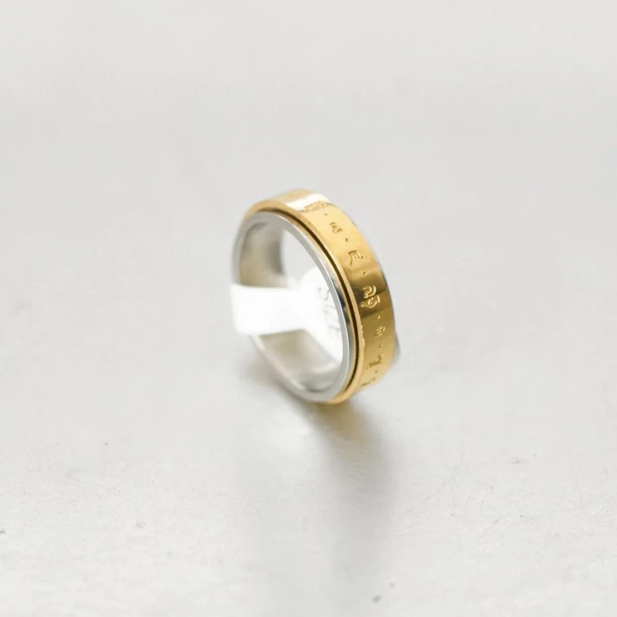 Anello Antistress con Mantra Buddista, Anello Girevole in Acciaio Inossidabile Color Oro 6mm per Uomo e Donna, Regalo di Gioielleria