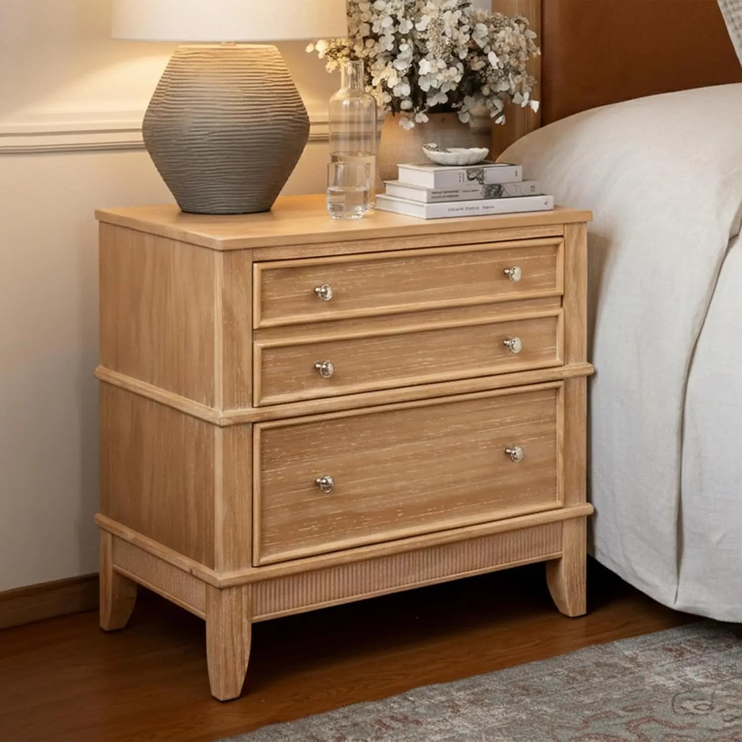 Comodino a 3 cassetti in legno massello con maniglie argentate 27,3"x17,3"x26", Personalizzabile