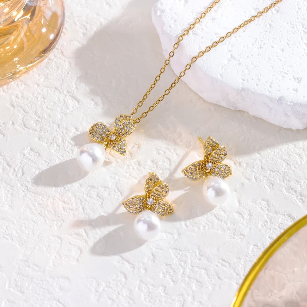 Nuovo elegante lusso micro intarsiato zircone imitazione perla set di gioielli orecchini collane in acciaio inossidabile placcato oro 18 carati per le donne