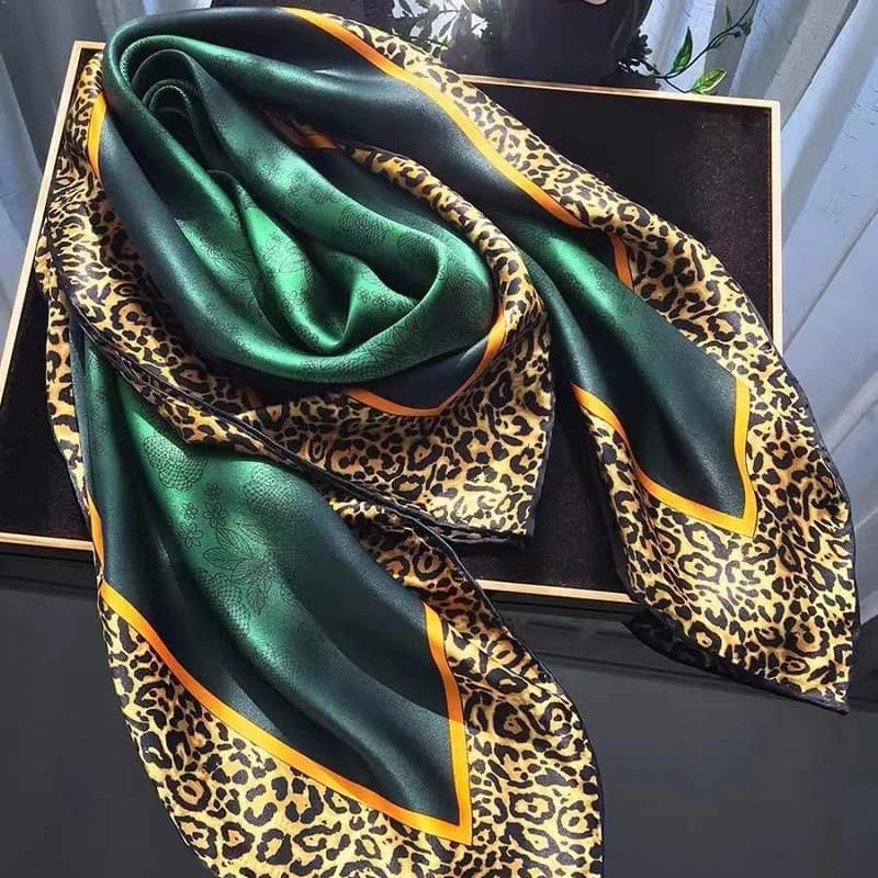 [BYSIFA] Nuova Sciarpa di seta verde smeraldo Donna Marca Sciarpe quadrate stampate leopardate 90 * 90 cm Accessori moda Foulard Hijab