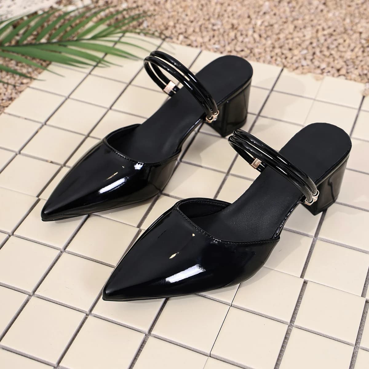 Nuovi Sandali Estivi da Donna con Tacco Grosso e Punta Affusolata, in Pelle Verniciata con Cinturino Posteriore, Scarpe Scollate Effetto Snellente