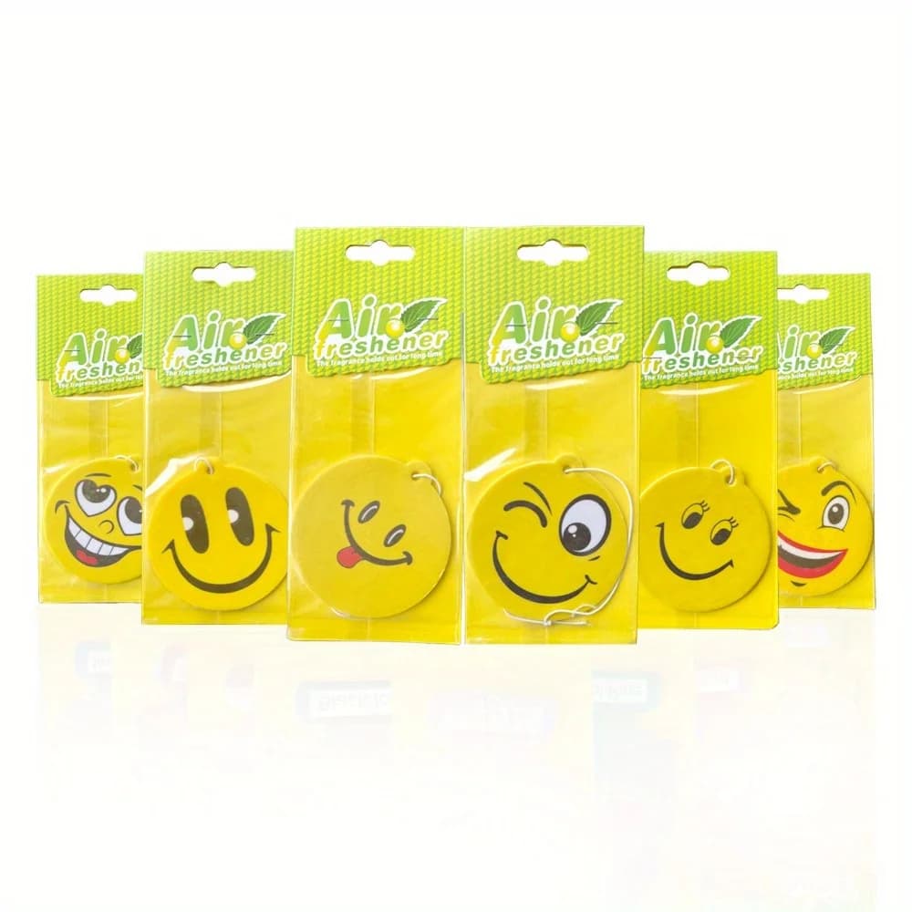 I deodoranti per auto a forma di smiley sono appesi sullo specchietto retrovisore dell'auto per la decorazione. Vieni in sei profumi