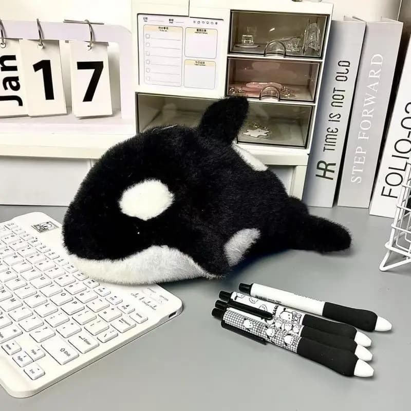 Borsa per penne in peluche di cartone animato Killer Whale Borsa per cancelleria di grande capacità Regalo per studenti per l'ufficio scolastico Astuccio divertente