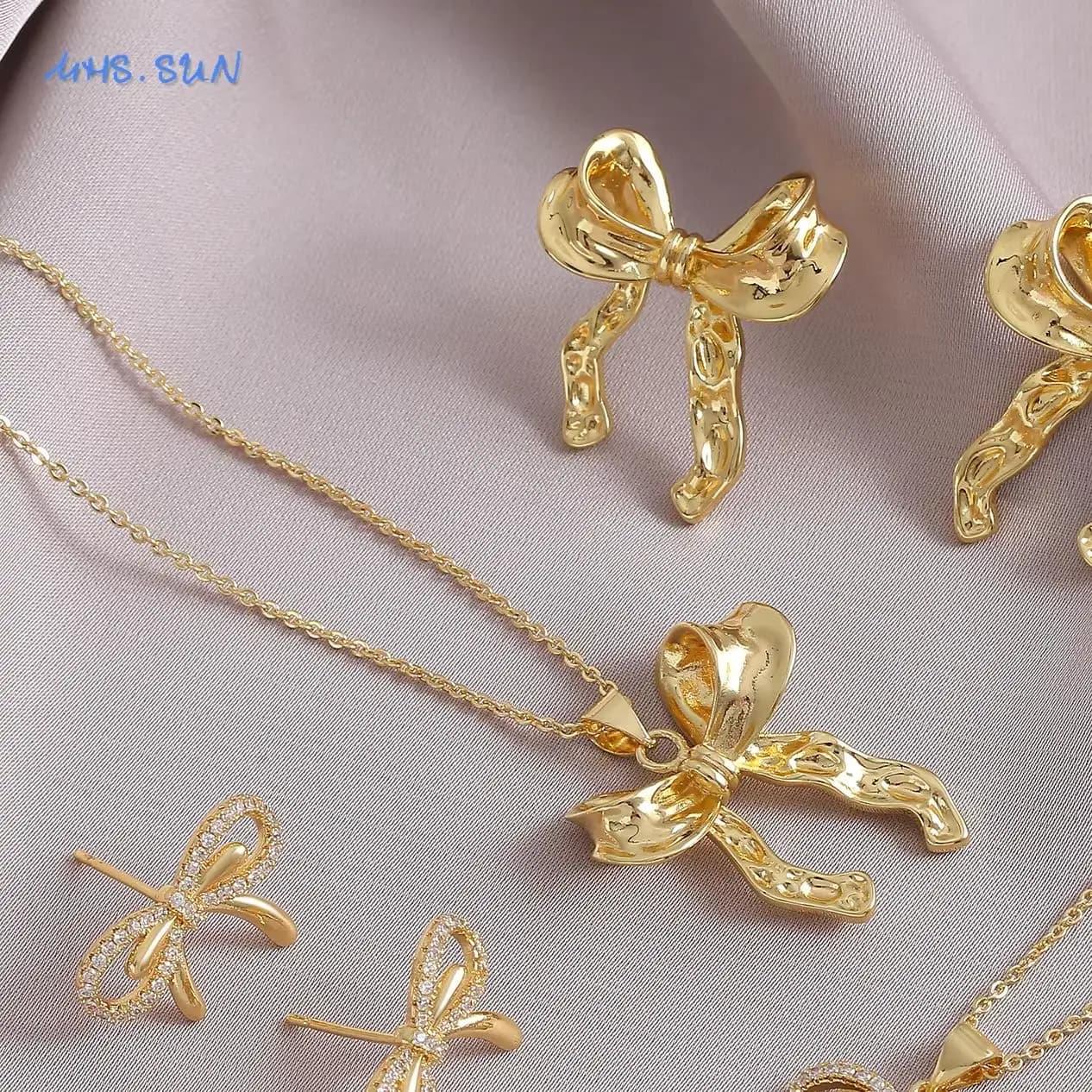 SUNSLL Set di orecchini con collana e ciondolo a forma di fiocco placcato oro, classico con zirconi cubici, gioielli per feste e regali per donne e ragazze