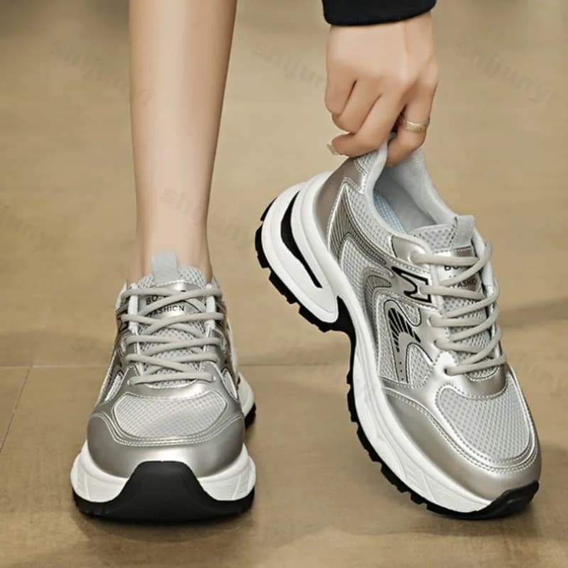 Scarpe da ginnastica con plateau da donna 2026 Primavera Nuova maglia traspirante Comfort Scarpe sportive casual di design morbido Scarpe robuste versatili quotidiane