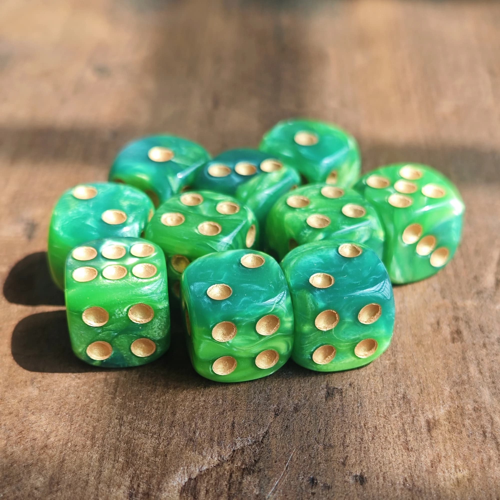Set di dadi D6 con punti verdi e dorati da 16 mm Gioco da tavolo Dungeons and Dragons 40K