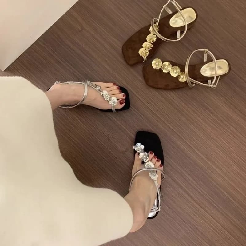 Sandali con punta stile fata di nicchia francese Estate da donna 2025 Nuovi fiori con punta quadrata Piedi non stanchi Scarpe romane con tacco alto
