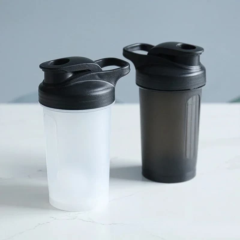 Nuova bottiglia shaker semplice con palline shaker Bottiglia shaker per bevande a prova di perdite per agitare e preimpostare la migliore tazza