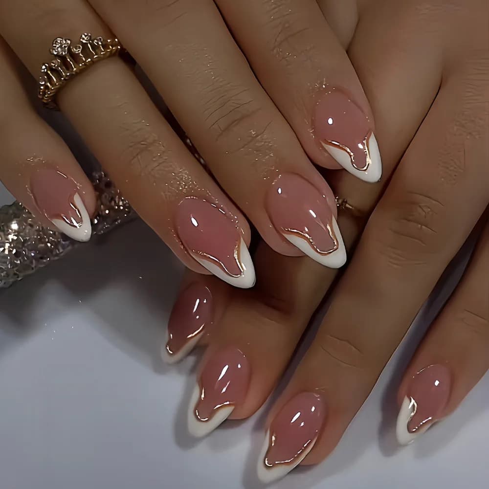 Short and medium-sized fake nails, shaded in bare, red, white and light green, French style, striped design, reusable, pressure artificial nail kit.