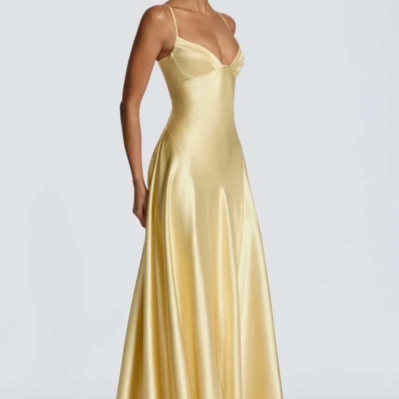Abito lungo elegante in raso champagne con spalline sottili, scollo a cuore, allacciatura posteriore, ideale per serate di gala e feste