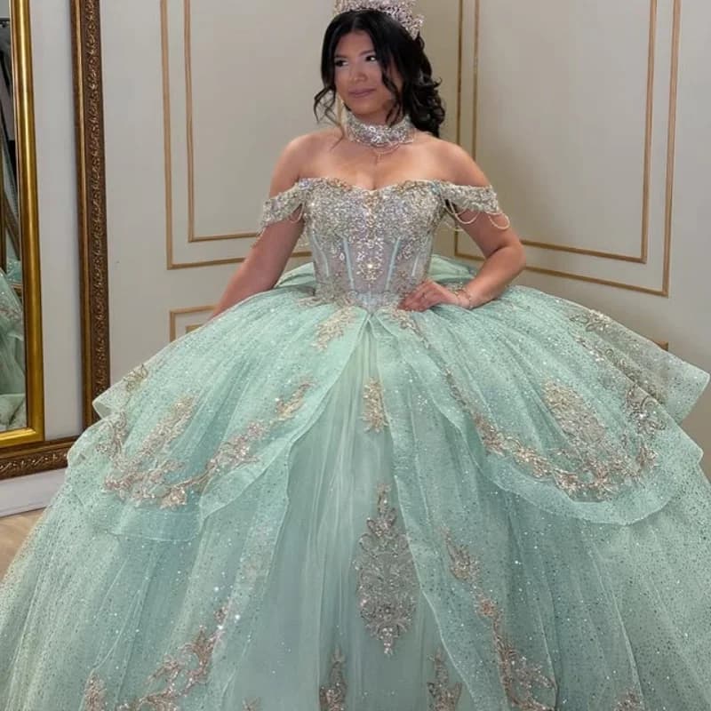 Abito Quinceanera verde chiaro con spalle scoperte Decalcomania glitterata a strati di pizzo Coda lunga Fiocco abiti da 15 Quinceanera Personalizza