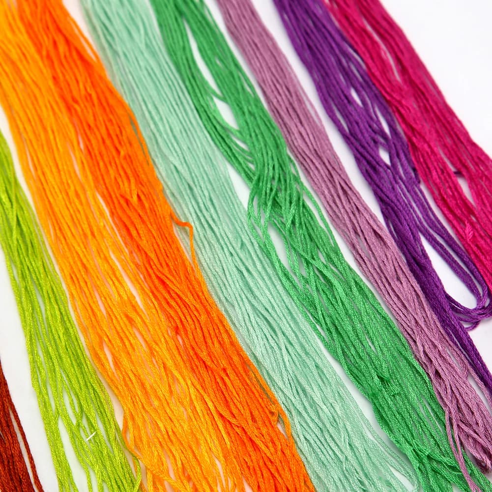 Kit Artigianale per Cucito a Mano con Motivi Floreali e Animali, Include Fili di Cotone, Aghi e Telaio, Kit per Principianti di Ricamo