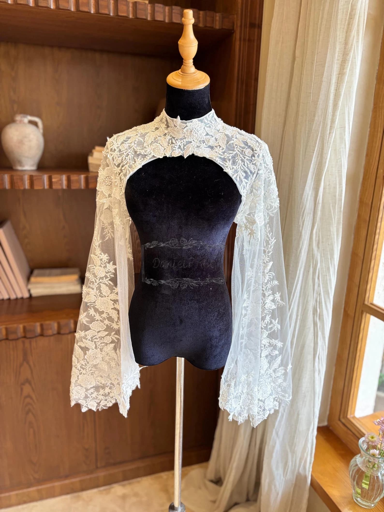 Bolero da Sposa Personalizzati con Applicazioni in Pizzo, Maniche Lunghe, Collo Alto, Schiena con Apertura a Goccia, Giacche e Mantelle da Sposa