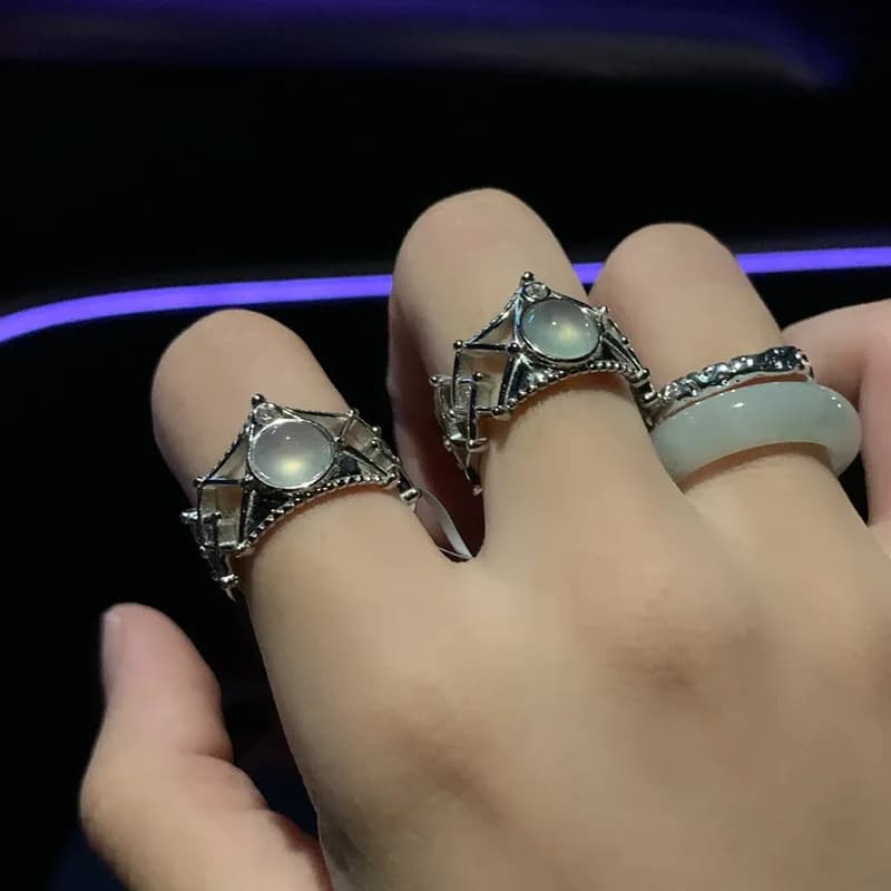 Design originale elegante stile hip-hop scava fuori piccoli anelli a corona per le donne gioielli da festa con anello di moda di fascia alta in calcedonio