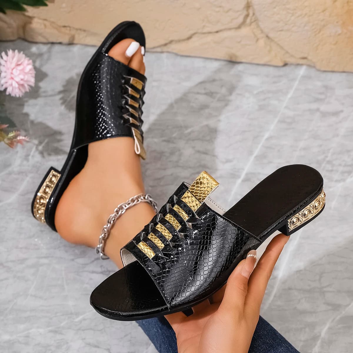 Pantofole da donna 2026 Pantofole di marca di vendita calda estiva Moda Sandali casual da esterno Pantofole da spiaggia aperte in punta estiva per le donne