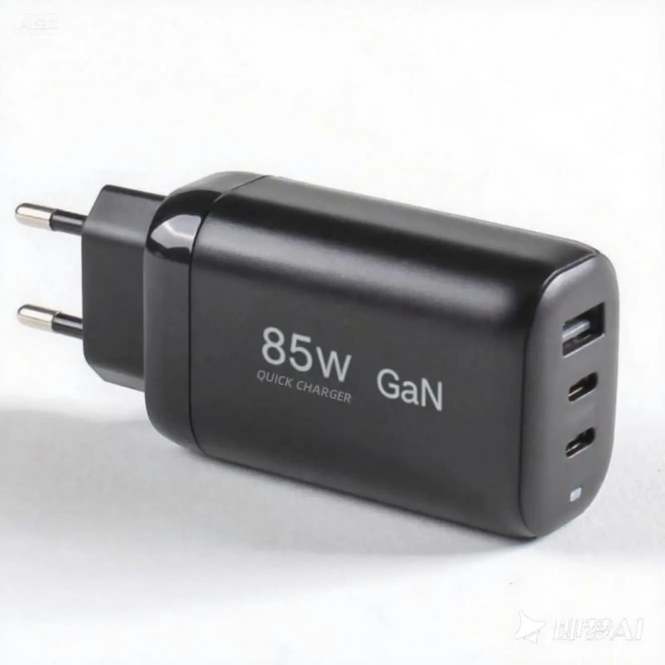 Un sistema di ricarica super veloce a tre porte con un potere totale di 85 W, adatto per laptop, telefoni cellulari e console di gioco